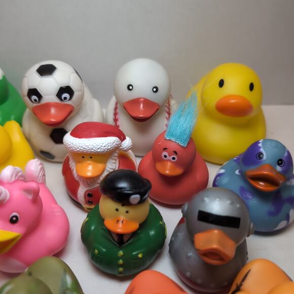 Lot Of 24 Rubber Ducks Jeep Ducking Miscellaneous Holiday Sport Glitter Party - Picture 3 of 16